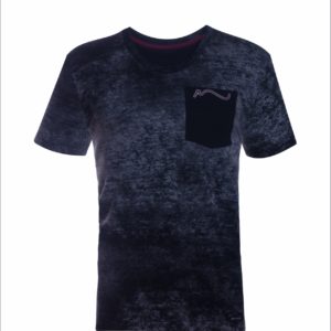 Camiseta preta manchada com bolso