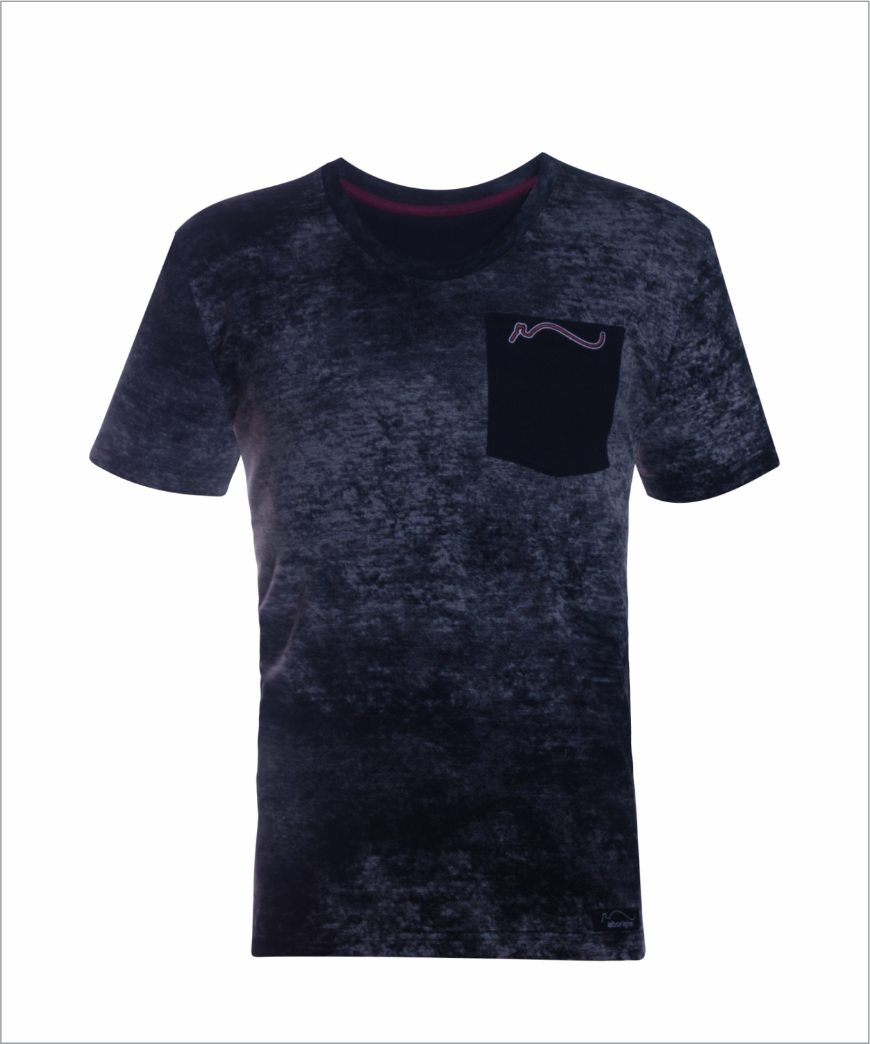 Camiseta preta manchada com bolso